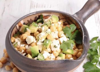 Ensalada de garbanzos con queso feta, nutritiva y saludable