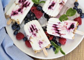Polos de queso de cabra y frutos rojos, el mejor helado de tarta de queso