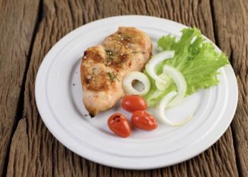 Pechuga de pollo en freidora de aire o airfryer, receta súper jugosa y ligera
