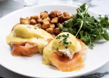 Huevos Benedict o Benedictinos con salmón ahumado, el brunch perfecto