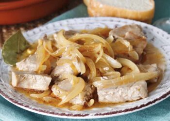 Atún encebollado, la receta fácil y rápida con el mejor pescado azul