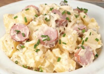 Ensalada alemana de patata y salchichas Frankfurt, receta fácil para hacer la mejor Kartoffelsalat
