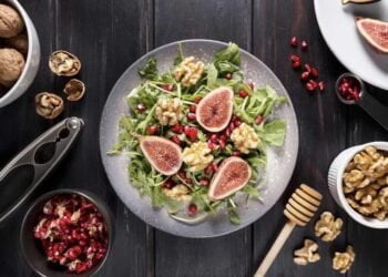 Ensalada de higos con nueces y granada, receta estrella para comenzar el otoño