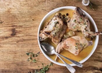 Conejo al ajillo en freidora de aire o airfryer, la receta más fácil y sabrosa en 20 minutos