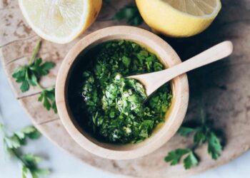 Salsa gremolata o gremolada, la receta italiana para dar un extra de sabor a tus platos
