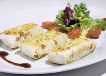 Merluza en freidora de aire o airfryer, resultado jugoso y súper sabroso