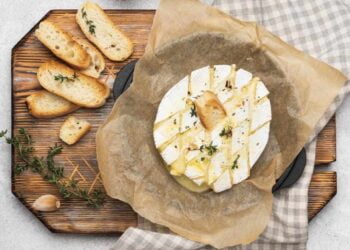 Queso camembert al horno, receta fácil y rápida para un aperitivo delicioso
