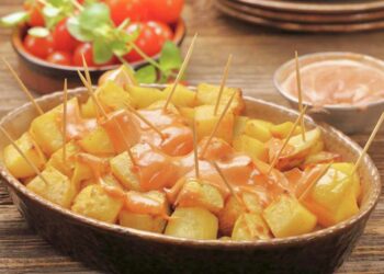 Patatas bravas en freidora de aire, el mejor aperitivo ahora menos grasiento