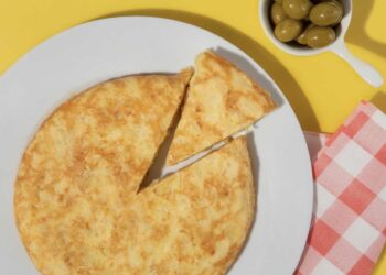 Tortilla de patatas en el microondas, receta más ligera y súper sabrosa