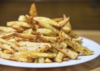 Patatas fritas al horno, receta fácil para unas papas menos grasientas
