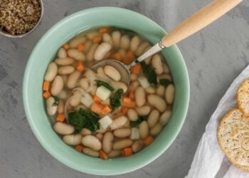 Receta de alubias blancas de bote para una sopa con verduras perfecta
