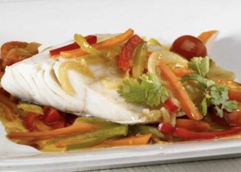 Bacalao con verduras al microondas, receta fácil y rápida para una cena ligera