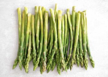 Espárragos trigueros al microondas, receta fácil y rápida con 3 ingredientes
