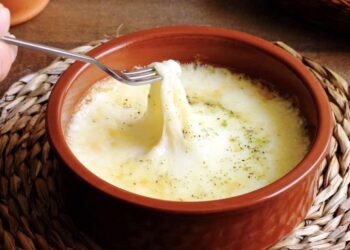 Queso provolone al microondas en 4 minutos, con o sin tomate