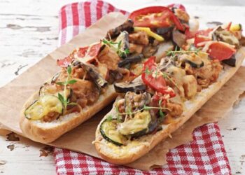 Paninis de pollo y verduras en airfryer, receta fácil y súper sabrosa
