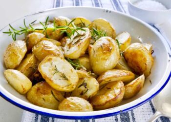 Patatas asadas al microondas con especias, la receta fácil y rápida para una guarnición súper sabrosa