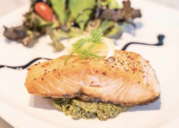 Salmón al microondas, receta fácil y rápida con menos grasa que en la sartén
