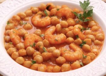 Garbanzos con langostinos, la receta tradicional de la abuela