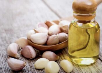 Cómo hacer aceite de ajo casero, la receta definitiva para un aliño perfecto