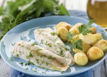 Merluza al microondas, receta fácil y rápida para una cena ligera