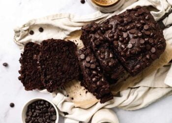 Pastel de plátano y cacao sin gluten en el microondas, receta con 4 ingredientes y en 15 minutos