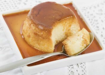 Flan de galletas en el microondas, receta fácil y lista en 10 minutos