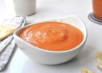 Salsa gaucha, la receta argentina especial para tu parrillada de carne y verduras