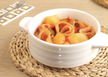 Guiso de patatas con calamares, receta fácil y reconfortante