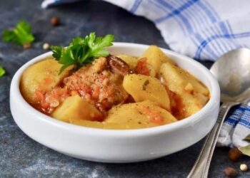 Guiso de pollo con patatas, receta de la abuela fácil y reconfortante