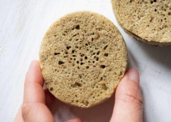 Pan de atún al microondas con 4 ingredientes, receta keto en 5 minutos