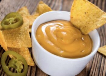 Salsa de queso de Taco Bell especial para nachos, totalmente casera y muy fácil de hacer