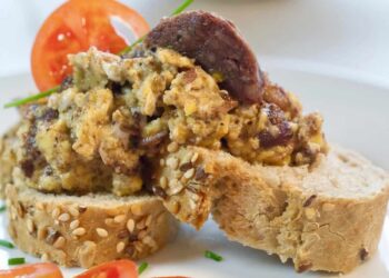 Revuelto de morcilla, receta fácil para un aperitivo resultón