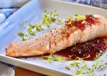 Salmón en salsa de frambuesa, receta resultona y llena de sabor