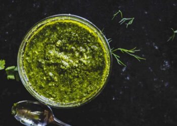 Cómo hacer la salsa de ajo y perejil, la receta fácil para solucionar cualquier plato