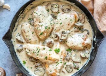 Pollo cremoso con champiñones, receta súper sabrosa con 5 ingredientes