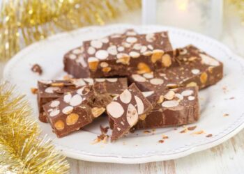 Turrón de chocolate con almendras, un clásico de Navidad ahora casero