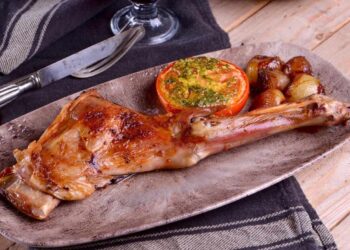 El truco definitivo para que el cordero quede extra jugoso, este es el ingrediente