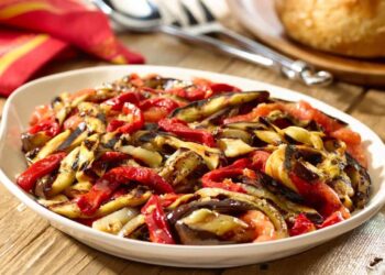 Escalivada al horno, la mejor guarnición catalana con esta receta fácil