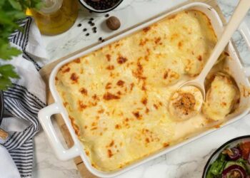 Huevos rellenos gratinados con bechamel, receta fácil y súper jugosa