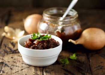 Mermelada de cebolla en Crock Pot, receta fácil para decorar tus platos