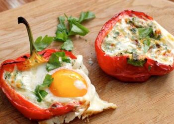 Pimientos rellenos con huevo y queso en airfryer, receta fácil para una cena de diez