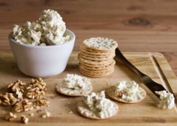 Paté de queso y nueces, la crema de untar ideal para entrantes o meriendas