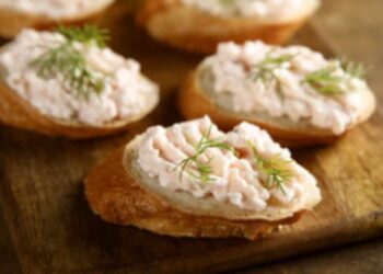 Paté de palitos de cangrejo, receta fácil en 5 minutos para tus canapés
