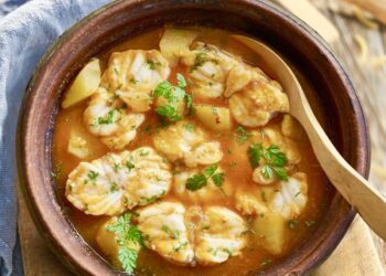 Suquet de pescado, receta marinera de aprovechamiento con sabor a mar y tierra