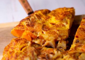 Tortilla de batata, receta fácil y jugosa con o sin cebolla