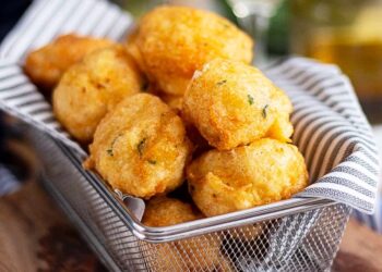 Buñuelos de bacalao, súper crujientes por fuera y tiernos por dentro