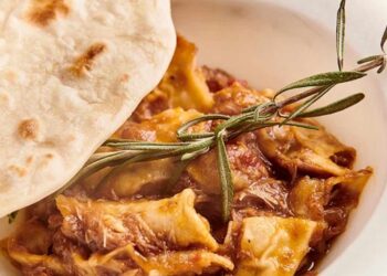 Gazpacho manchego, receta de la abuela con carne de caza y tortas cenceñas