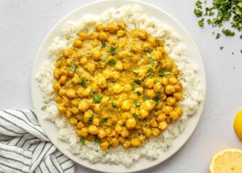 Curry de garbanzos, receta fácil y súper sabrosa cargada de proteínas