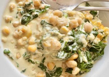 Espinacas a la crema con garbanzos, receta fácil en 20 minutos