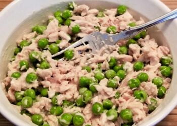 Guisantes con atún, receta fácil y rápida para una cena de diez